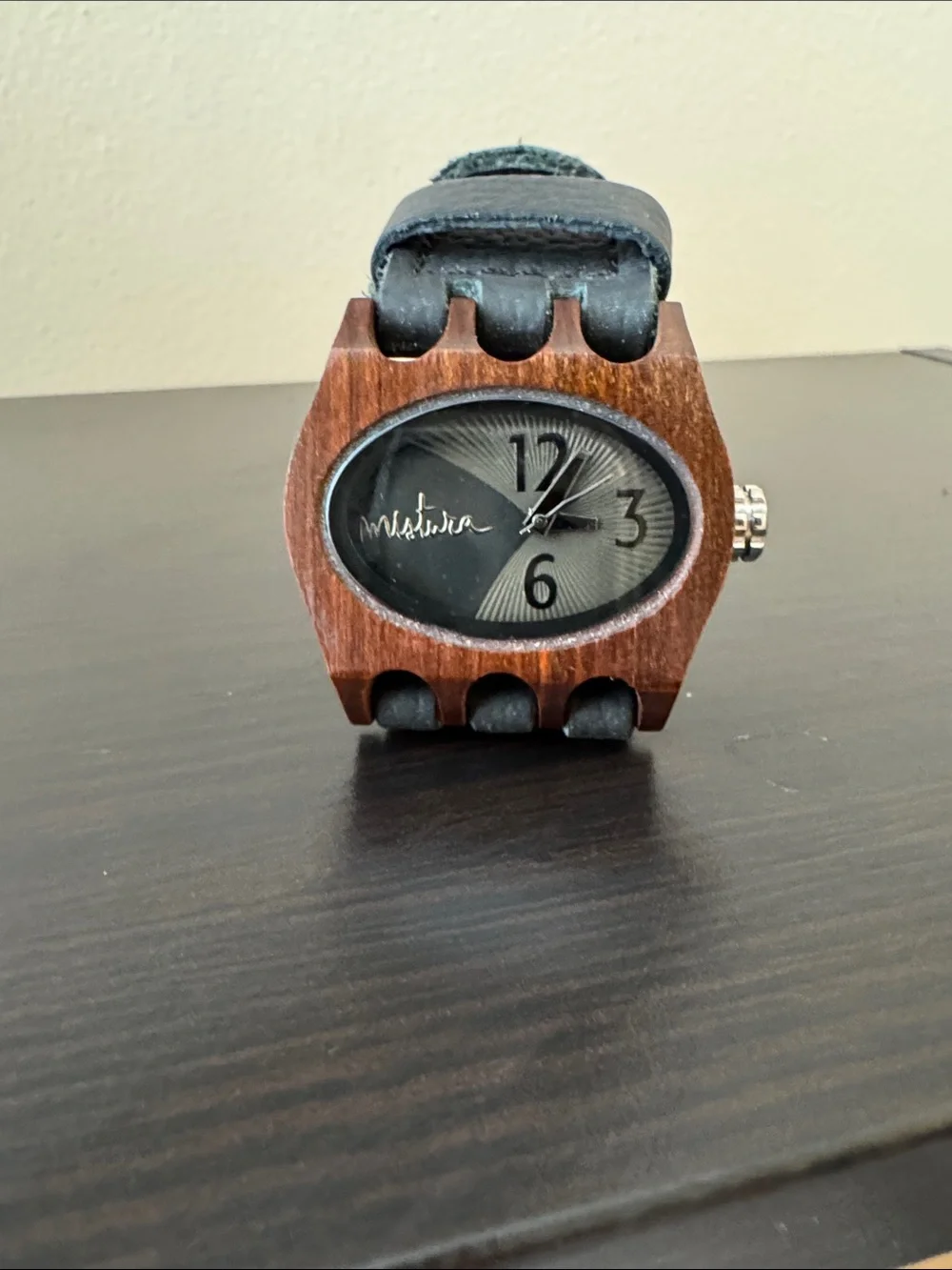 Mistura stylish watch
